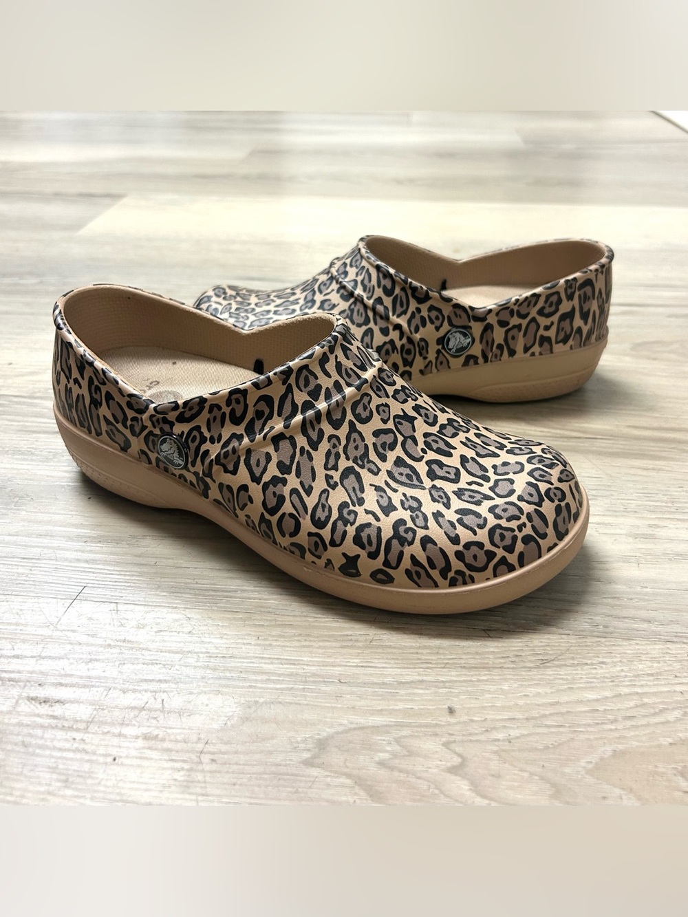 Crocs Neria Pro Work Clogs Leopard Animal Print Women Sz 7 Slip Resistant Casual - Picture 8 of 14